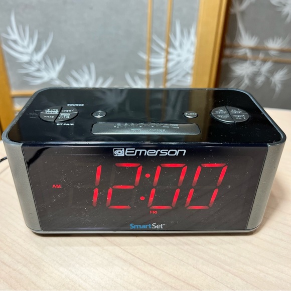 Emerson SmartSet Alarm Clock Radio with Bluetooth Speaker, USB Charging Port - Picture 3 of 16